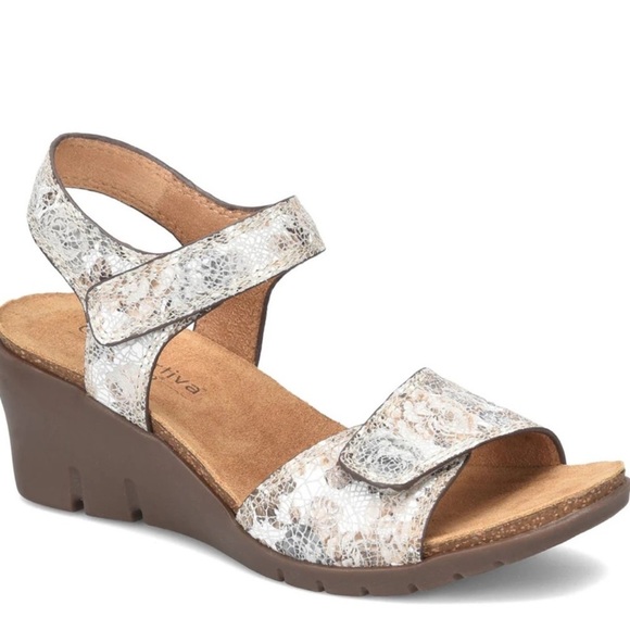 Comfortiva Abria Grey Flower Wedge Sandals Women's Shoes Size 9.5 like new - Picture 1 of 13